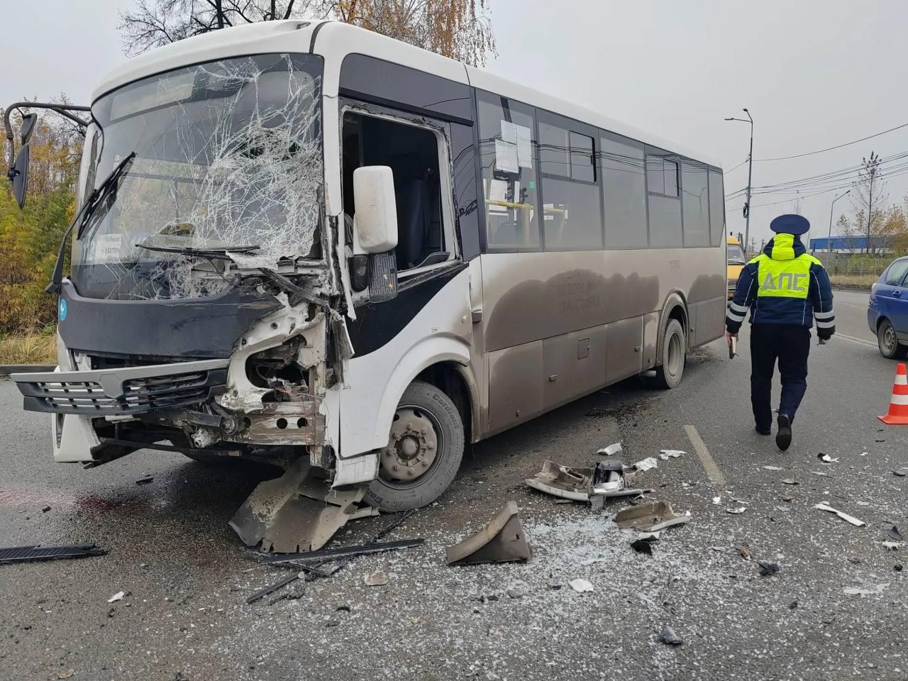 Фура столкнулась с пассажирским автобусом