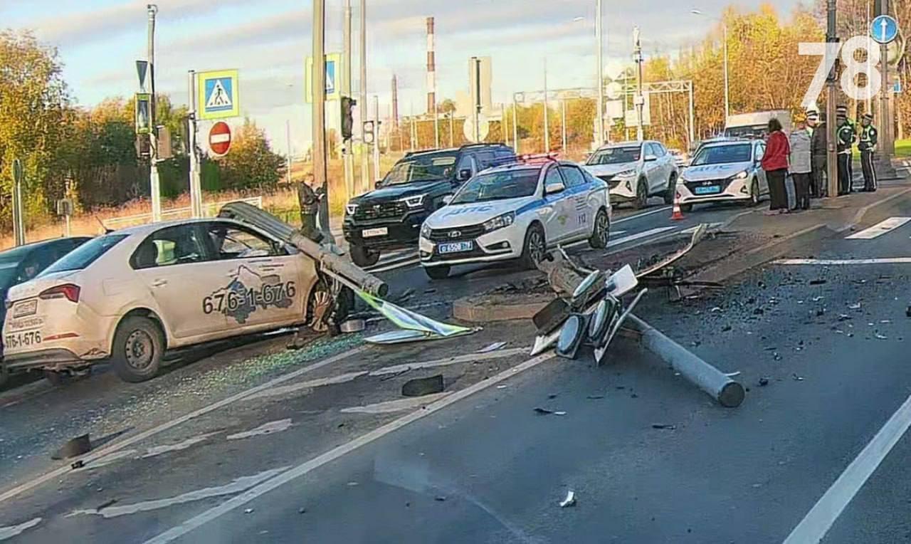 Таксист снёс столб и дорожные знаки в Красном Селе
