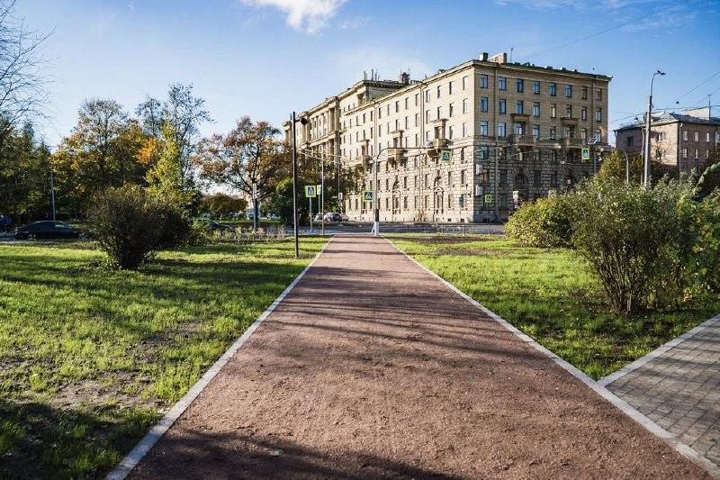 Новый сквер с городскими качелями открыли в Петербурге