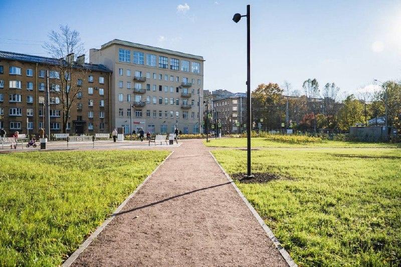 Новый сквер с городскими качелями открыли в Петербурге