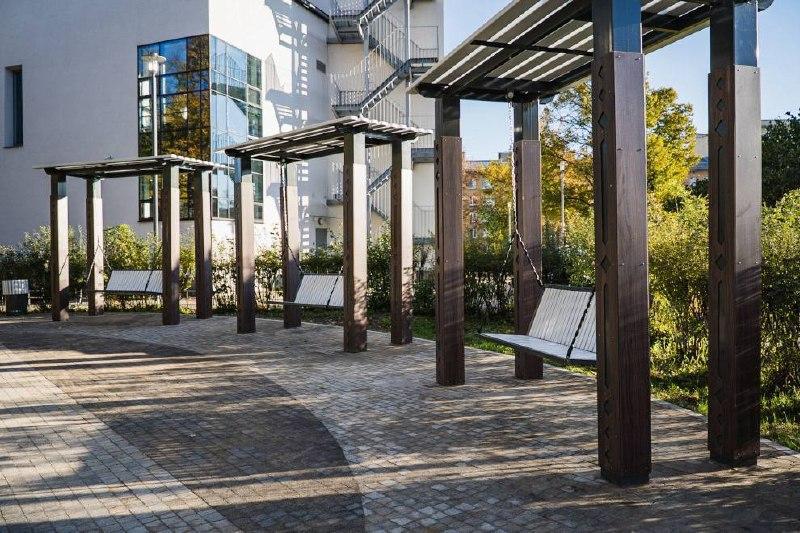 Новый сквер с городскими качелями открыли в Петербурге
