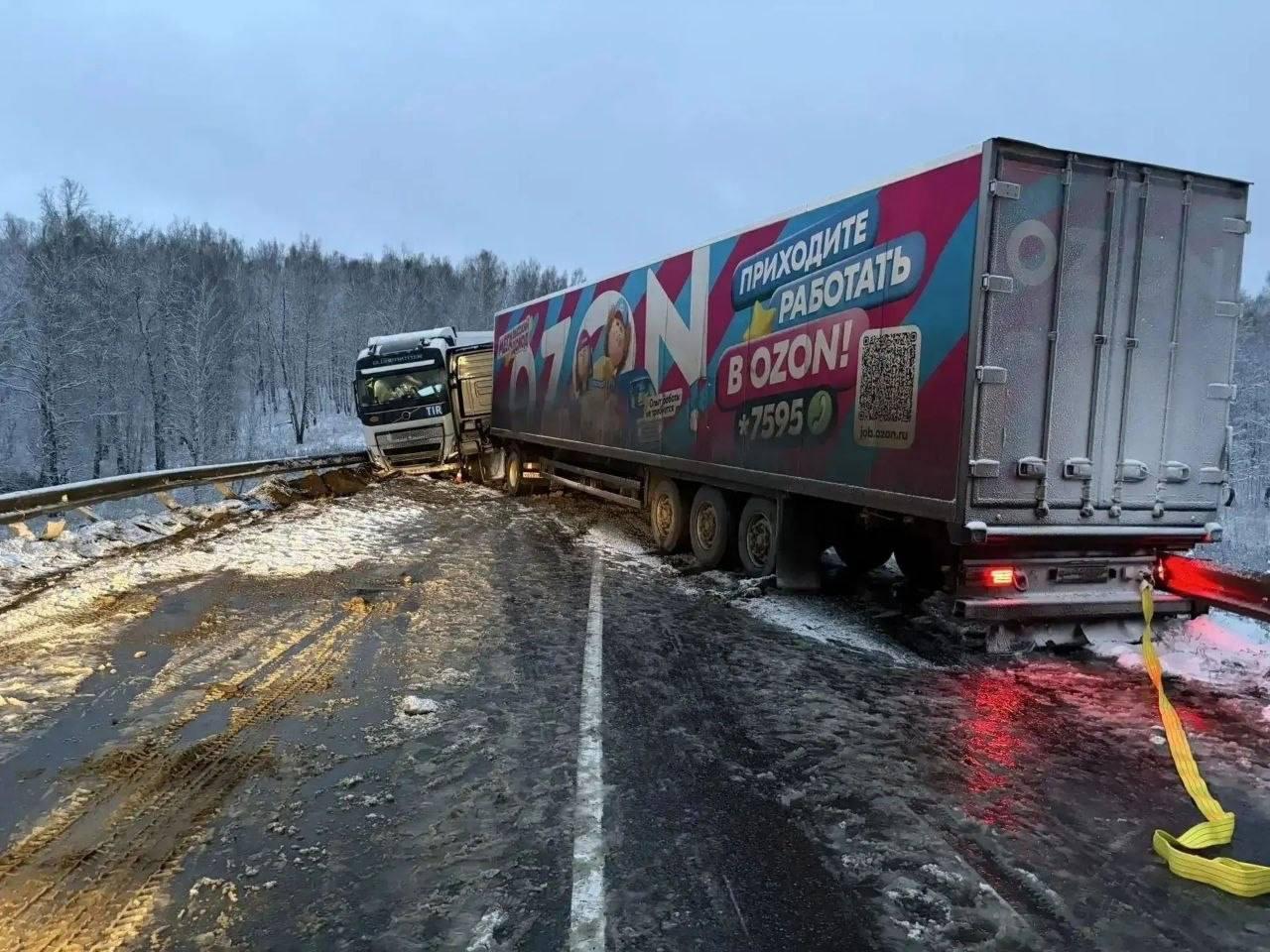 На трассе Р-255 «Сибирь» в Канском округе столкнулись два грузовика ДТП...