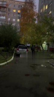 В Омске извращуга лапает девушек за жопу и хватает между ног — маньяк...