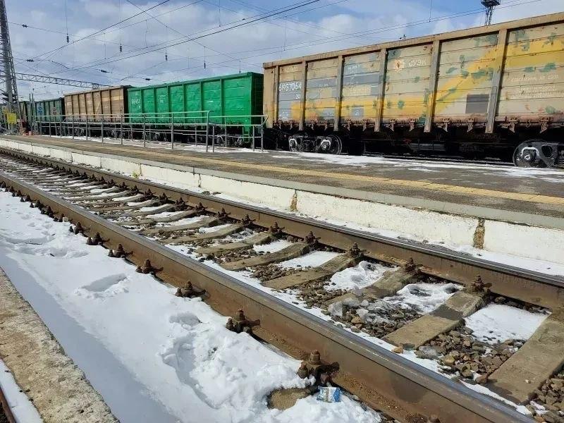 В Красноярском крае грузовой поезд насмерть сбил монтёра пути