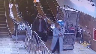 Обычная поездка в метро закончилась дракой На эскалаторе в переходе с...