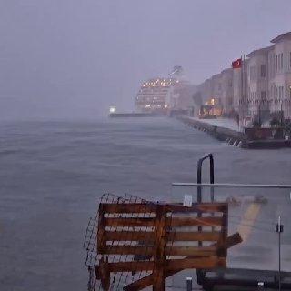 Туры в Анталью подешевели из-за мощных ливней — путёвки на 5 ночей по системе «всё включено» стоят от 30 тысяч рублей на человека.