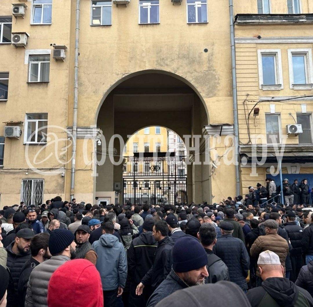 Сотни силовиков проводят масштабный миграционный рейд в Петербурге во время...