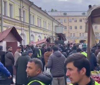 Сотни силовиков проводят масштабный миграционный рейд в Петербурге во время...