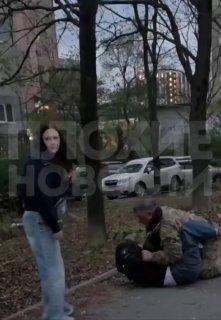 Во Владивостоке мужчина напал на подростка после ссоры из-за выброшенной бумажки