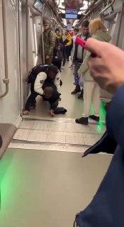 Расизм в московском метро был оперативно наказан: пассажир определил африканца в «папуасы» и «черно******» и нарвался на штраф