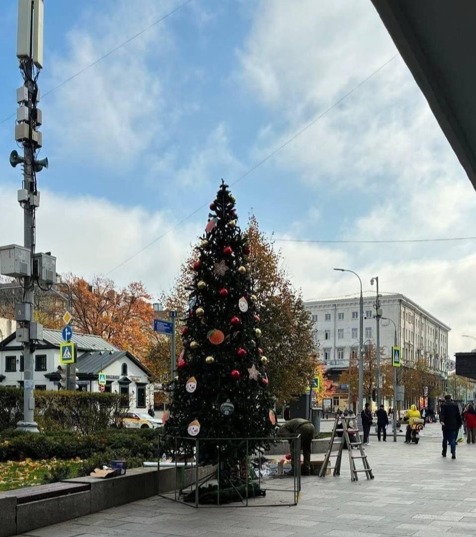 Новогодние ёлки уже во всю устанавливают в Москве