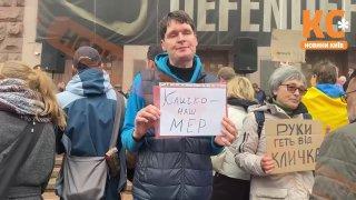 В центре Киева начались митинги Тысячи жителей собрались у здания мэрии...