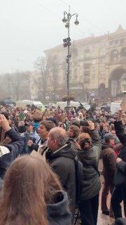 В центре Киева начались митинги Тысячи жителей собрались у здания мэрии...