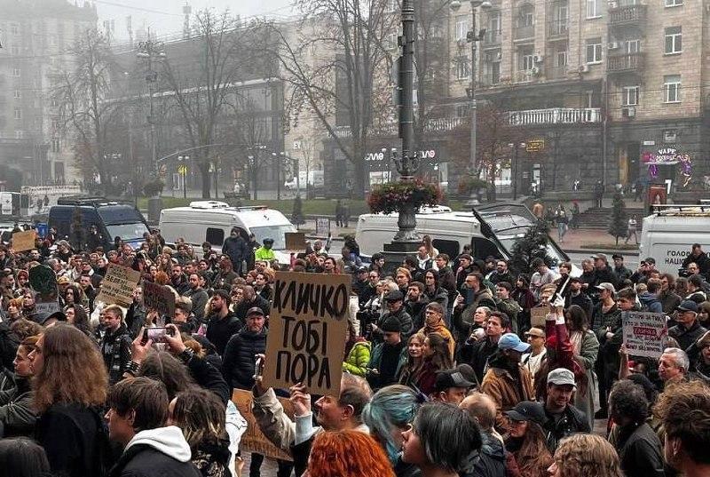 В центре Киева начались митинги Тысячи жителей собрались у здания мэрии...