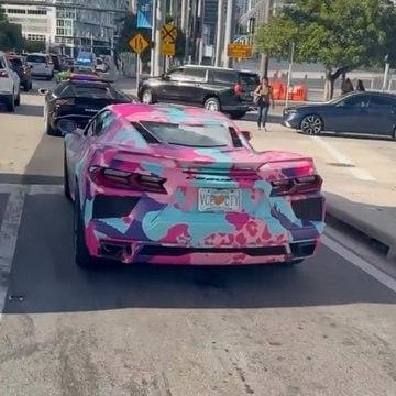 Майами уже готовится к выходу GTA VI — по улицам ездит колонна стилизованных машин: полицейский суперкар Lamborghini с надписью Vice Beach Police, розовый Ferrari и Corvette в пёстрой плёнке.
