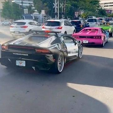 Майами уже готовится к выходу GTA VI — по улицам ездит колонна стилизованных машин: полицейский суперкар Lamborghini с надписью Vice Beach Police, розовый Ferrari и Corvette в пёстрой плёнке.