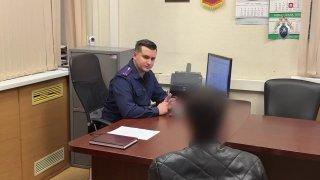 Задержали 19-летнего хулигана, который бросил кирпич в электричку и пробил...