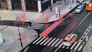 КамАЗ сбил девушку на электросамокате в центре Москвы.