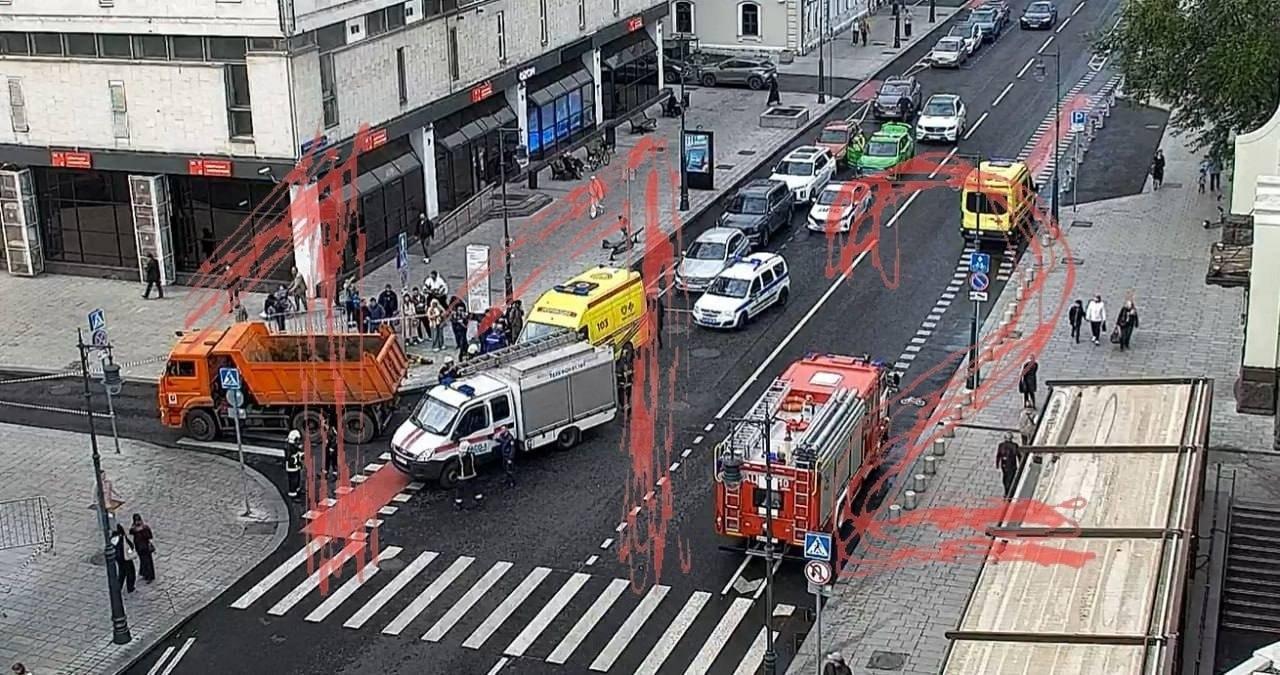 КамАЗ сбил девушку на электросамокате в центре Москвы.