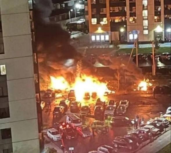 Бпла упал на парковку в Санкт-Петербурге. Горят 4 машины. 🇷🇺 Источник: ЧП ПИТЕР
