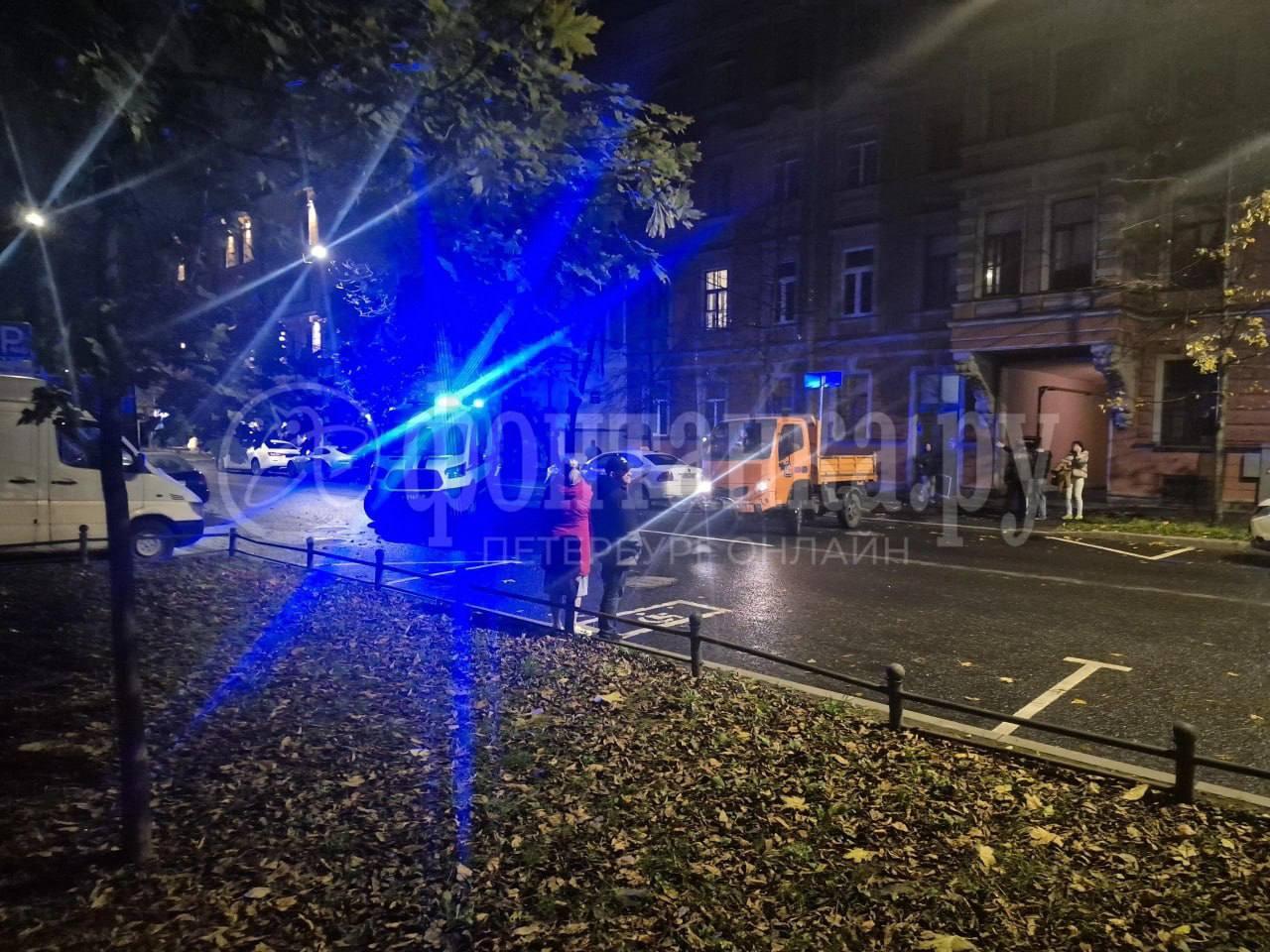 На Васильевском острове потушили пожар на крыше лечебницы Бари