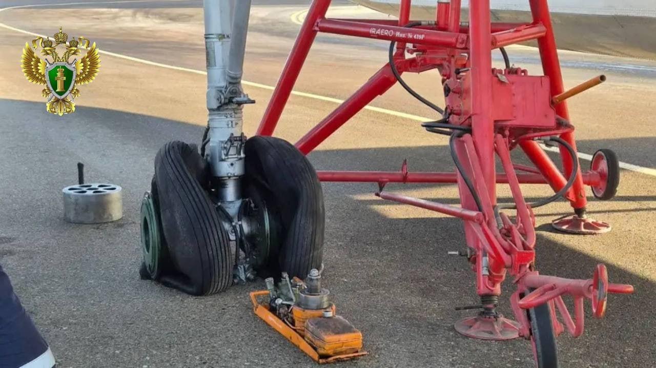 Шасси лопнуло у самолёта Ан-24 при посадке в аэропорту Иркутска. Сегодня...