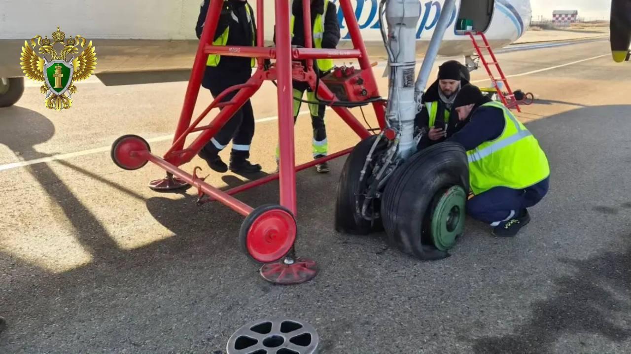 Шасси лопнуло у самолёта Ан-24 при посадке в аэропорту Иркутска. Сегодня...