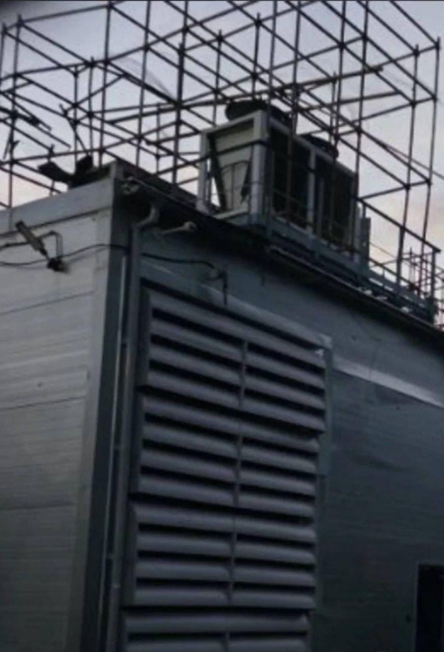 ЦОД компании VK в Питере после атаки БПЛА. Обломки дронов догорают на...