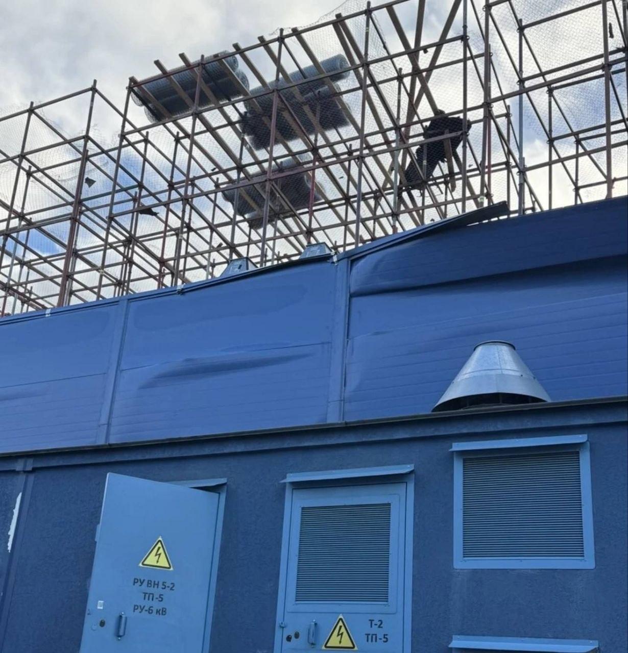 ЦОД компании VK в Питере после атаки БПЛА. Обломки дронов догорают на...