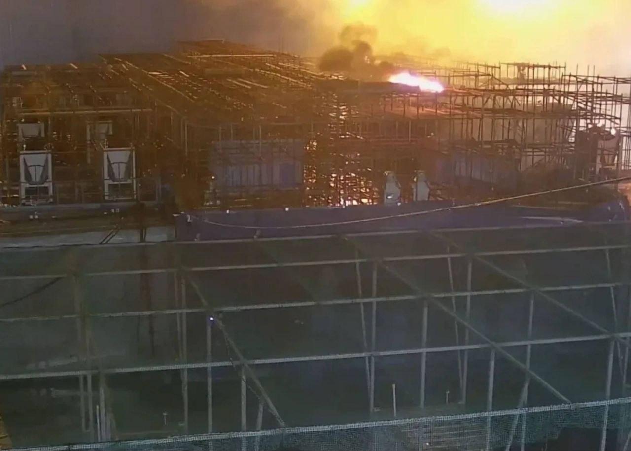 ЦОД компании VK в Питере после атаки БПЛА. Обломки дронов догорают на...