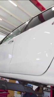В Ростове в автосервисе показали ФРАНКЕНШТЕЙНА из двух VW Polo — неизвестный умелец собрал машину из кузовов разных поколений, а швы на днище видны даже без лупы.