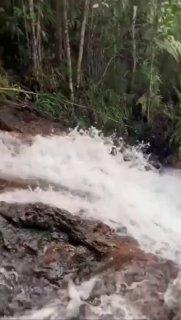 В Индонезии девушка погибла, пытаясь сделать красивые кадры у водопада. Ради...