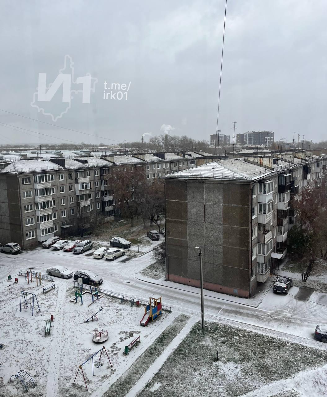 В Иркутске выпал снег. На дорогах скользко и 10-балльные пробки.