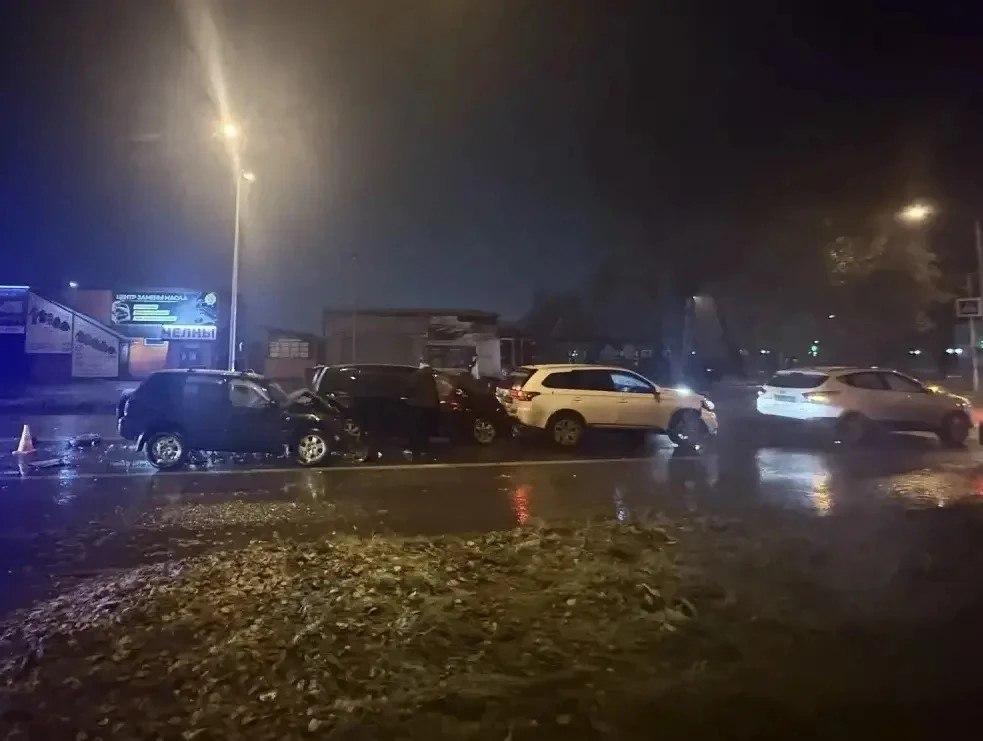 4 машины столкнулись на Павших Коммунаров в Абакане. Пострадали двое....
