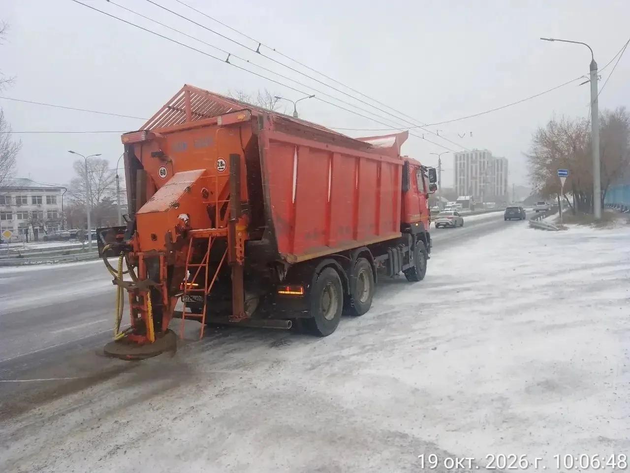 Обработку автомобильных дорог противогололедными материалами проводят в Иркутске