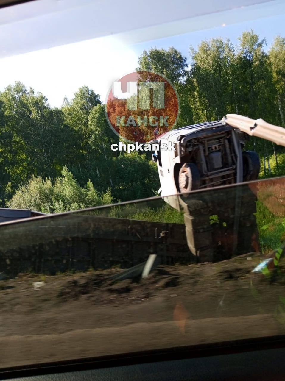 Фура ушла с трассы после кольца с. Рыбное в сторону...