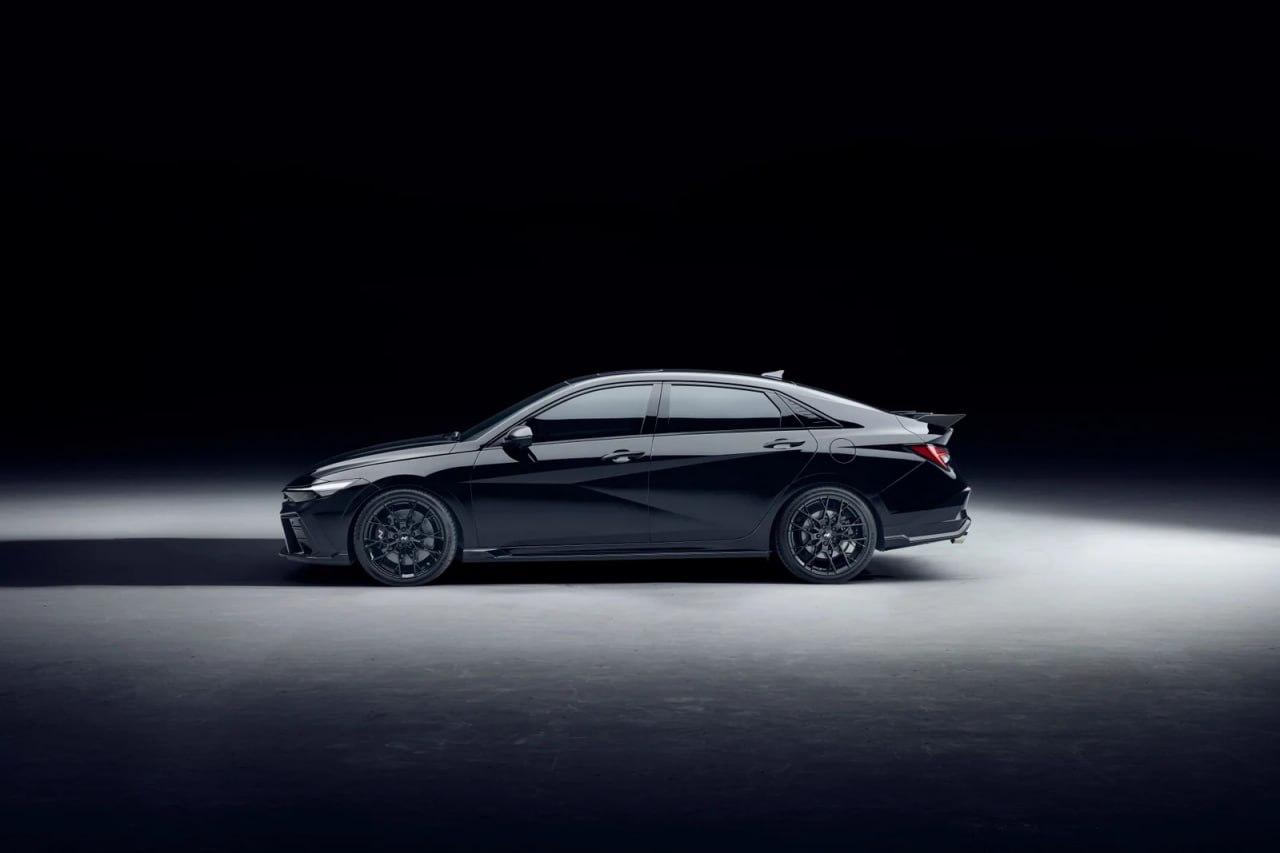 Hyundai показала в Корее Elantra N Monochrome — седан получил чёрный обвес с новыми бамперами, диффузором и боковыми порогами, кованые диски и новые тормозные суппорты.