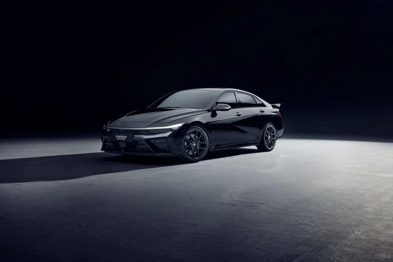 Hyundai показала в Корее Elantra N Monochrome — седан получил чёрный обвес с новыми бамперами, диффузором и боковыми порогами, кованые диски и новые тормозные суппорты.
