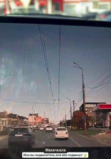 В Махачкале молодая девушка за рулем подвинула машину на дороге и спокойно поехала дальше
