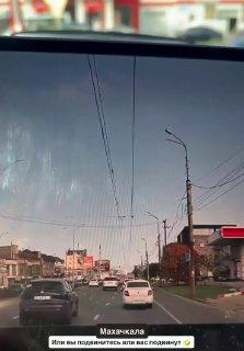 В Махачкале молодая девушка буквально подвинула машину на дороге и спокойно поехала дальше.