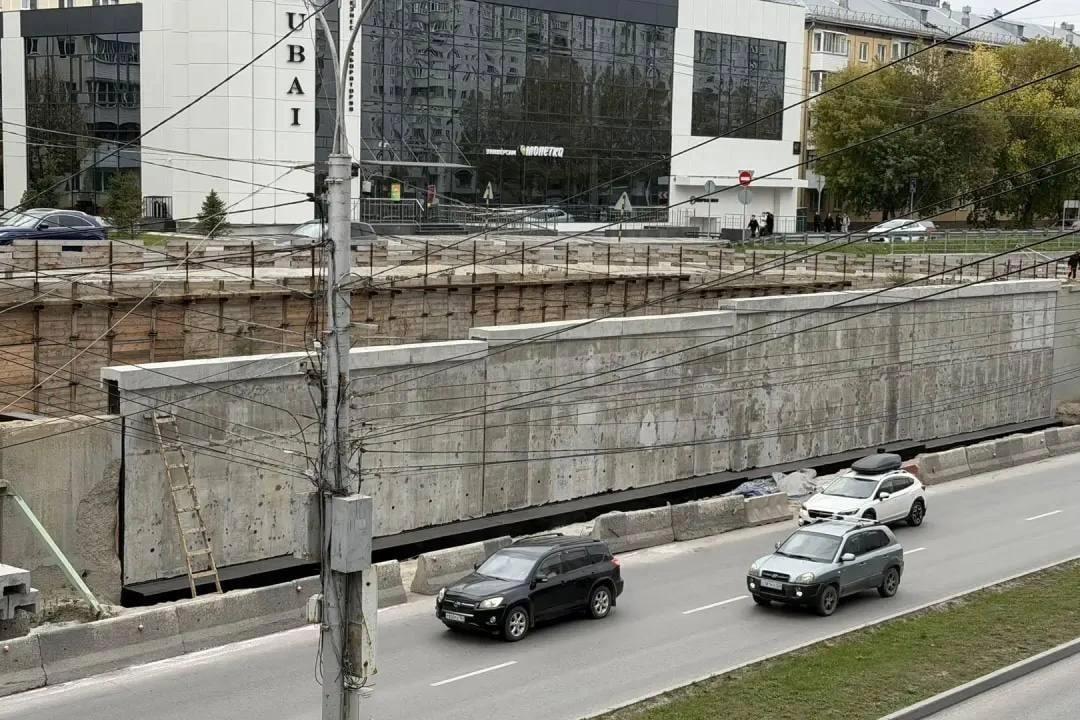 Рухнувшую стену на Ипподромской закончат восстанавливать уже во второй...