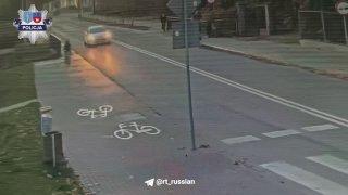 Эталон спокойствия: девочка на самокате увернулась от нёсшейся на неё легковушки и поехала дальше.
