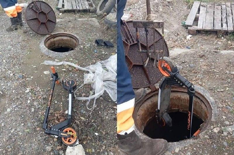 Красноярские коммунальщики выловили самокат из канализации. Необычную находка...