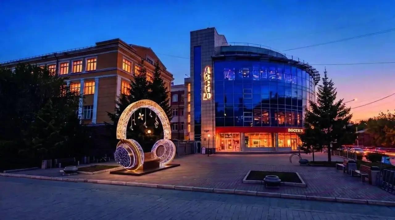 Появилась визуализация новогодних украшений проспекта Мира в этом году. 🌇...