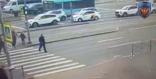 В Санкт-Петербурге самокатчик сбил 80-летнюю бабушку и уехал, оставив ее