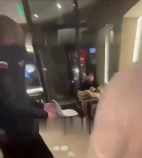 В Краснодаре мужчина отправил в нокаут девушку из-за «голоса транса»
