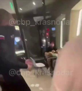 В Краснодаре мужик с одного удара вырубил альтушку — ему показалось, что у...