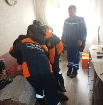 В Канске спасатели помогли медикам доставить пациента в машину скорой помощи...
