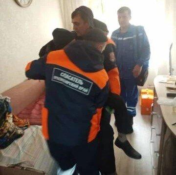 В Канске спасатели помогли медикам доставить пациента в машину скорой помощи...