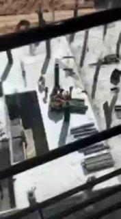 В Сургуте мигранты устроили мордобой на стройке. Один из иностранных...
